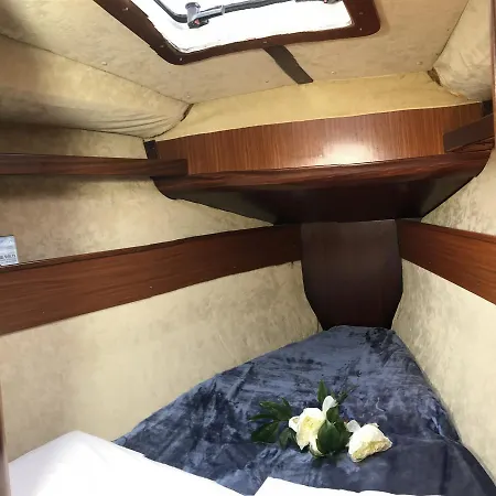 Bed&boat Eolo 3 船屋